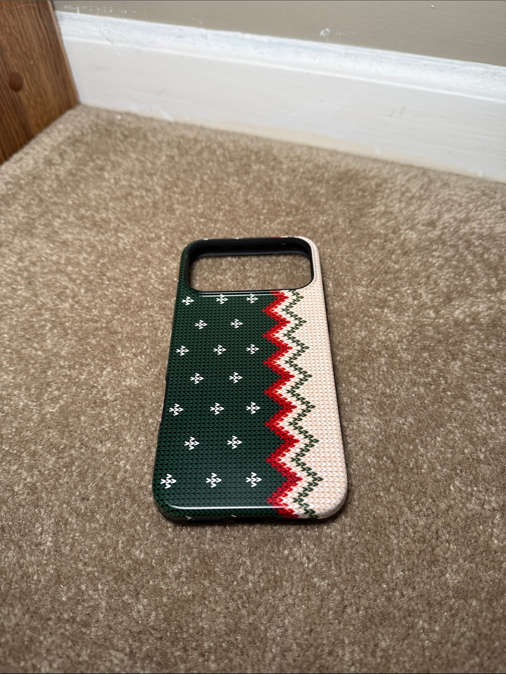 Casely iPhone 17 Pro - Holiday Patterned Phone Case